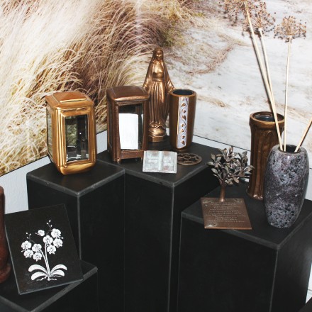 Stein Schneider Grabschmuck und Zubehör